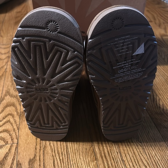 Brand New Kids UGG Boots in Chestnut - Picture 4 of 6